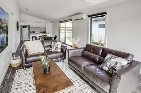 Bright Highland Valley Cottages - Mackay Tourism 4