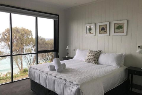 Hamptons On The Bay - Mackay Tourism 7