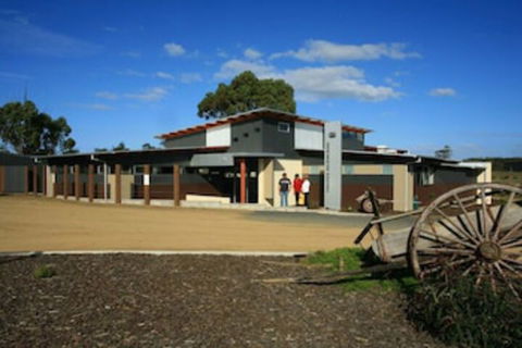 Swansea Backpackers - Mackay Tourism 0