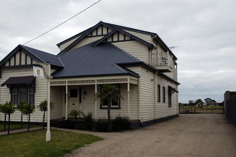 Pelican Sands Bed & Breakfast - Mackay Tourism 1