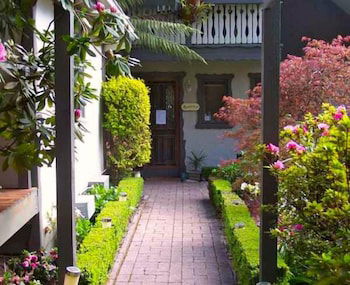 Annie Roe's Luxury Bed & Breakfast - Mackay Tourism 1
