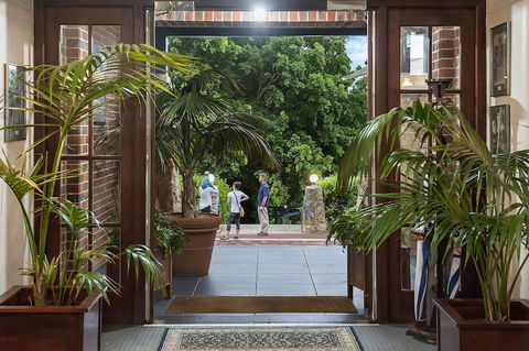 Caves House Hotel And Apartments - Mackay Tourism 0