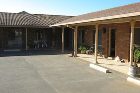 Highway Inn Motel - Mackay Tourism 1