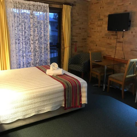 Hawks Nest Motel - Mackay Tourism 4
