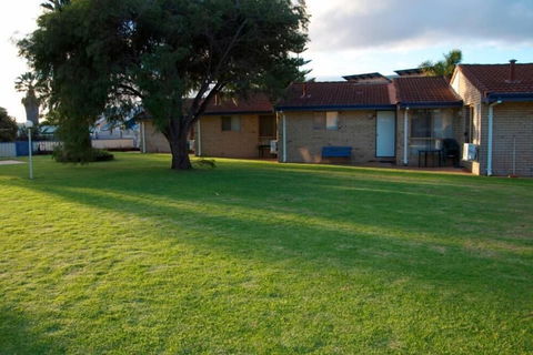 Esperance Beachfront Resort - Mackay Tourism 0