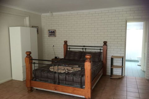 Warrumbungles Mountain Motel - Mackay Tourism 6