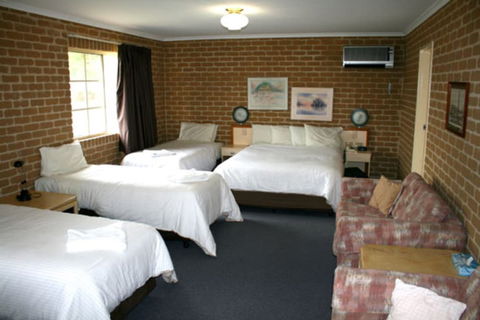 Grand Manor Motor Inn - Queanbeyan - Mackay Tourism 5