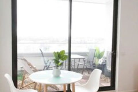 Modern 2 Bedroom Apartment In Melbournes Northcote - Mackay Tourism 3