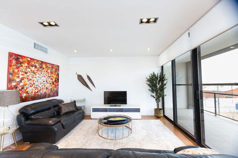 Stylish Inner City Penthouse Apartment - Mackay Tourism 6