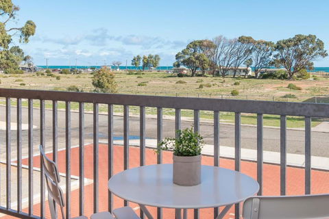Jurien Bay Motel Apartments - Mackay Tourism 1