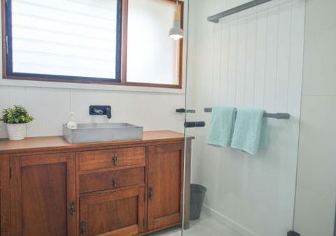Quiet Pet Friendly Home 3 Houses To Beach Entry With Private Pool Walk To Shops - Mackay Tourism 3