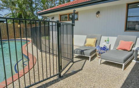 Quiet Pet Friendly Home 3 Houses To Beach Entry With Private Pool Walk To Shops - Mackay Tourism 5