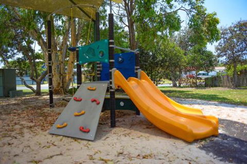 Quiet Pet Friendly Home 3 Houses To Beach Entry With Private Pool Walk To Shops - Mackay Tourism 1