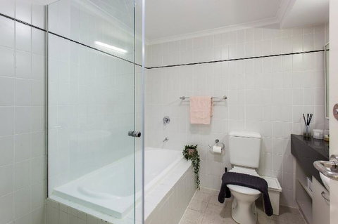 A Comfy 2BR Home Top Location FREE Parking - Mackay Tourism 5