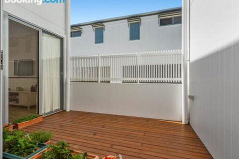 SEASIDE By THE BEACH - Mackay Tourism 2
