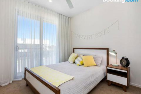 SEASIDE By THE BEACH - Mackay Tourism 0