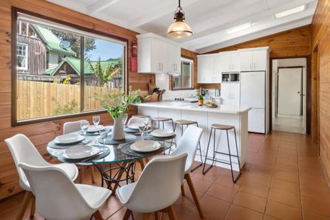 Coleys Beach House Yallingup - Mackay Tourism 6