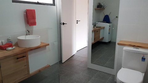 Red Ochre â€“ Large 1BR With Private Courtyard - Mackay Tourism 2