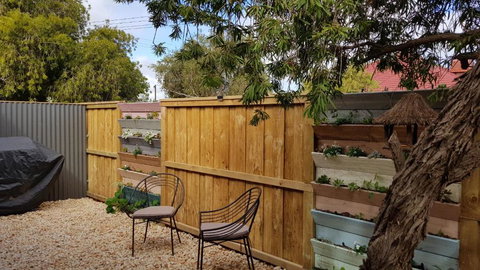 Red Ochre â€“ Large 1BR With Private Courtyard - Mackay Tourism 6