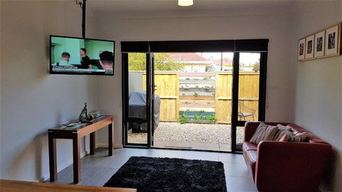 Red Ochre â€“ Large 1BR With Private Courtyard - Mackay Tourism 1