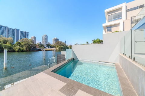 GC Private Homes - Waterfront Villas - Mackay Tourism 1