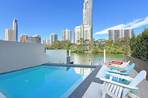 GC Private Homes - Waterfront Villas - Mackay Tourism 0
