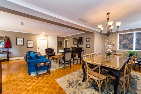 Hedge House- Luxury Space Style Location - Mackay Tourism 3
