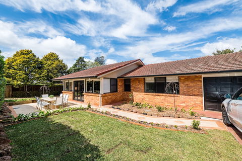 Hedge House- Luxury Space Style Location - Mackay Tourism 0