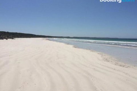 DEstrees Bay Beach House - Mackay Tourism 3
