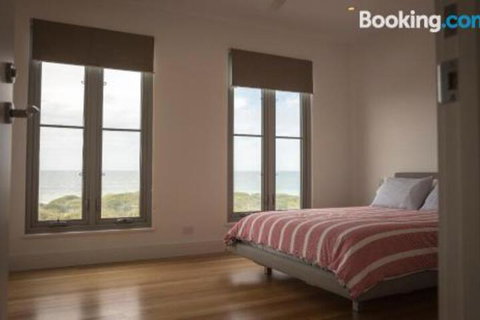DEstrees Bay Beach House - Mackay Tourism 6