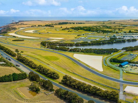 Waikiki Views - Mackay Tourism 1