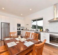 Kinloch Cottage renovated to new on Daisy Hill Vineyard - Mackay Tourism