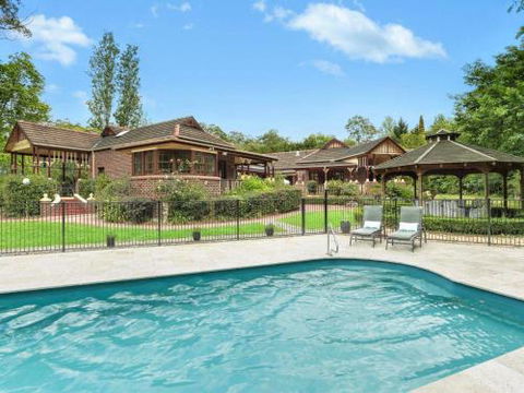 THE ELMS Berry Berry & Surrounds 4pm Check Out Sundays - Mackay Tourism 0