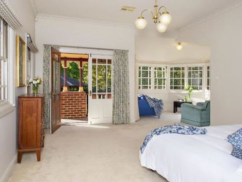 THE ELMS Berry Berry & Surrounds 4pm Check Out Sundays - Mackay Tourism 3