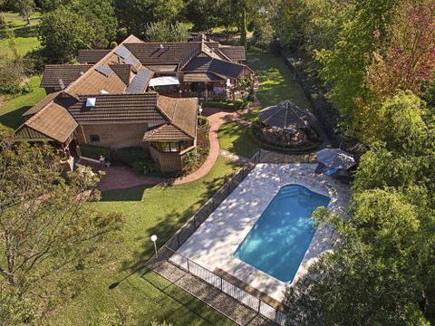 THE ELMS Berry Berry & Surrounds 4pm Check Out Sundays - Mackay Tourism 2