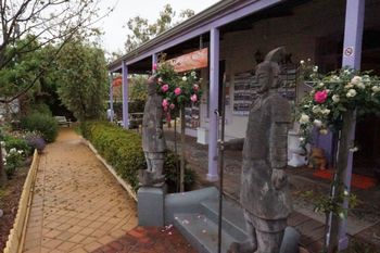 Spooky Hall Motel - Mackay Tourism 0