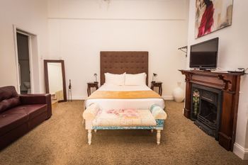 Spooky Hall Motel - Mackay Tourism 1