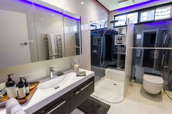 Serene Marinafront 3BR Retreat - Mackay Tourism 5