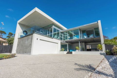 The Accommodation Group â€“ Glasshouse On Bentley Bridport - Mackay Tourism 0