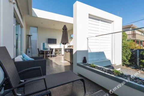 The Accommodation Group â€“ Glasshouse On Bentley Bridport - Mackay Tourism 1