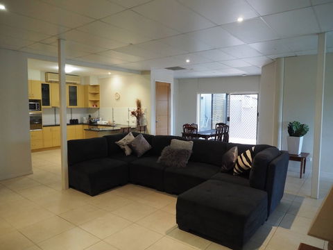 Queen Room With Airport Transfers Or Car Rental - Mackay Tourism 6