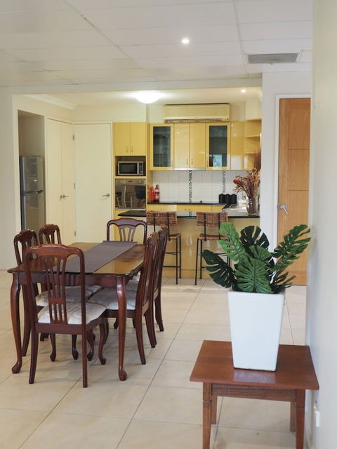 Queen Room With Airport Transfers Or Car Rental - Mackay Tourism 3