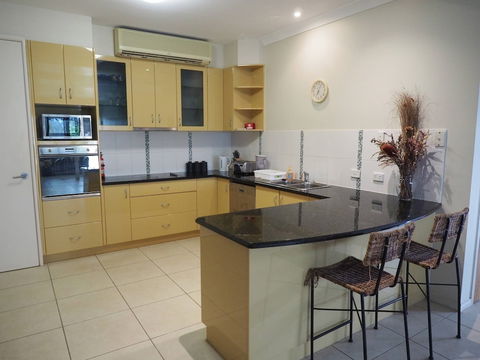 Queen Room With Airport Transfers Or Car Rental - Mackay Tourism 4
