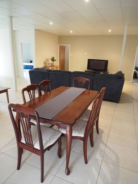 Queen Room With Airport Transfers Or Car Rental - Mackay Tourism 5