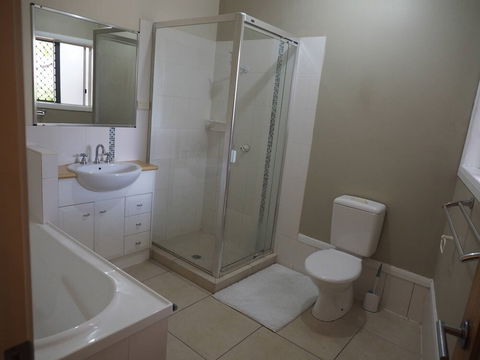 Queen Room With Airport Transfers Or Car Rental - Mackay Tourism 0