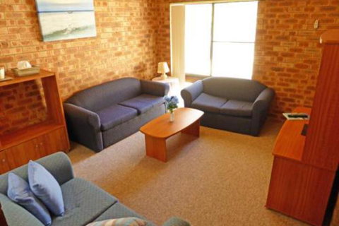 Dolphins Delight At Culburra Beach - Mackay Tourism 6