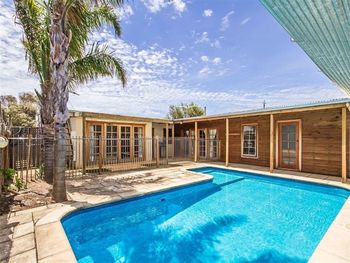 Hidden Oasis - Mackay Tourism 0