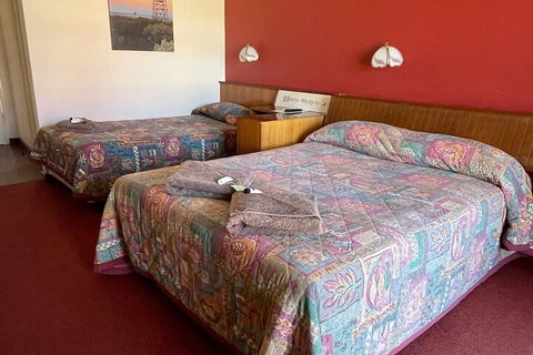 Lake Lefroy Motel & Bar - Mackay Tourism 5