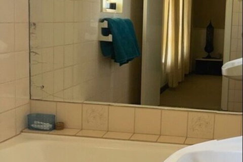 Lake Lefroy Motel & Bar - Mackay Tourism 3