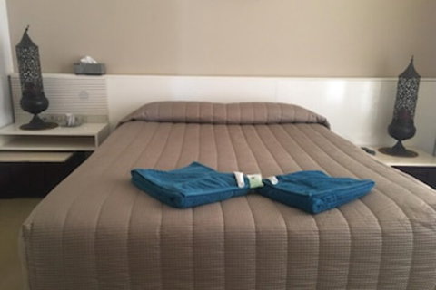 Lake Lefroy Motel & Bar - Mackay Tourism 0